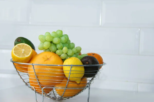 Frische Obsttrauben Grapefruit Orange Mandarine Zitrone Avocado Liegen Einem Korb — Stockfoto