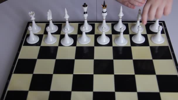 Uma Criança Coloca Xadrez Branco Tabuleiro Xadrez Para Jogar — Vídeo de Stock