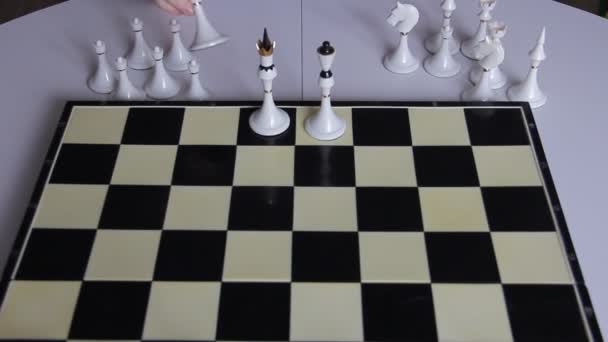 Enfant Place Jeu Échecs Blanc Sur Échiquier Pour Jouer — Video