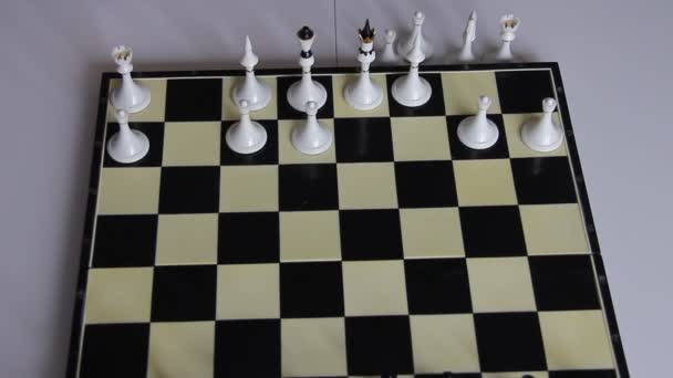 Ein Kind spielt Schach legt Schach auf ein Schachbrett — Stockvideo