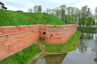 28 Nisan 2014 'te Nesvizh Kalesi' nin Minsk bölgesindeki Belarus 'taki eski duvarlarına bakıldı.