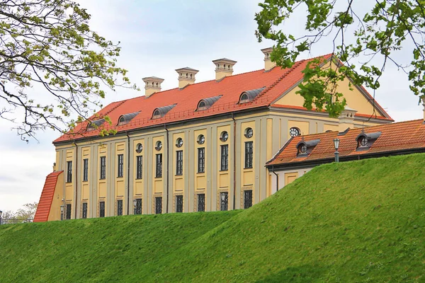 28 Aprile 2014 vista delle vecchie mura del castello di Nesvizh in Bielorussia nella regione di Minsk nella città di Nesvizh — Foto Stock