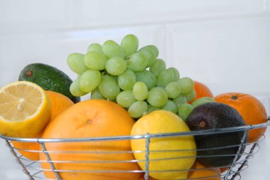 Vazodaki meyveler greyfurtlar, mandalinalar, limonlar, avokadolar, üzümler.