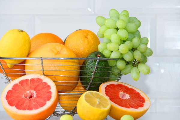 Плоды Вазе Апельсины Грейпфруты Мандарины Лимоны Авокадо Виноград Рядом Ним — стоковое фото