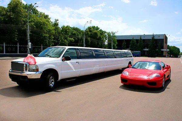 Украшенный Свадебный Джип Лимузин Ford Экскурсии Стоит Дороге Рядом Красной Стоковая Картинка