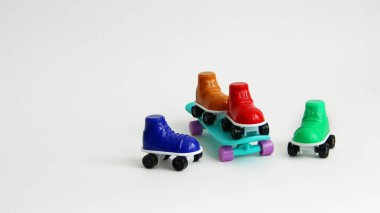 Farklı renkte ve paten kayan patenler. Yaz sporları patenleri ve patenler veya beyaz arka planda patenler.