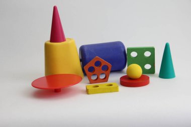 Beyaz arka plandaki oyuncaklardan farklı geometrik şekiller. Renkli şekiller. Çocuklar için eğitici oyunlar