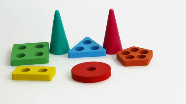 Beyaz Arka Plandaki Oyuncaklardan Farklı Geometrik Şekiller Renkli Şekiller Çocuklar — Stok fotoğraf