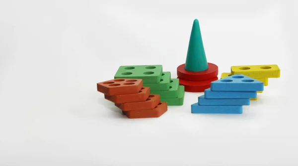 不同的几何形状与白色背景的玩具不同 孩子们的教育游戏 — 图库照片