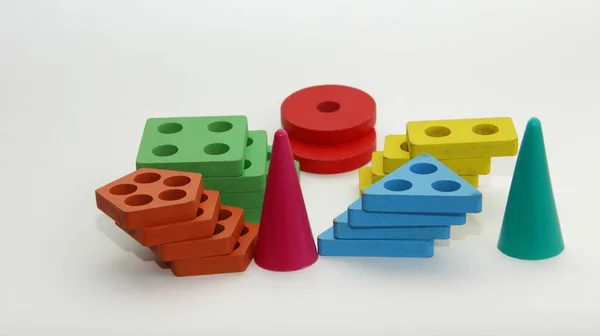 不同的几何形状与白色背景的玩具不同 孩子们的教育游戏 — 图库照片