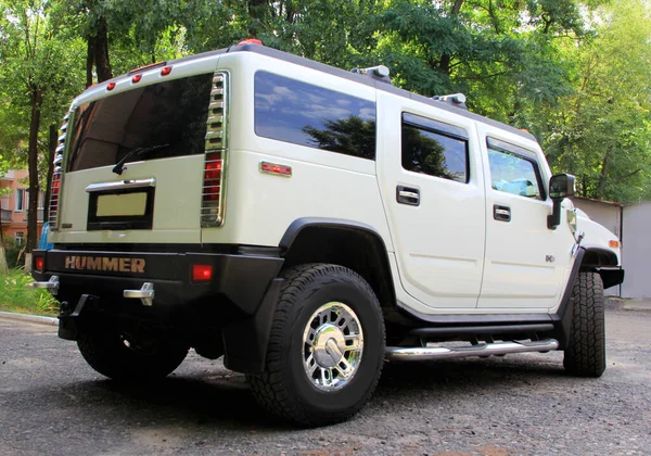 GOMEL, República de Bielorrusia, 31 de julio de 2015: Hay un jeep de coche blanco Hummer —  Fotos de Stock