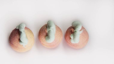 Beyaz arka planda cam bir vazoda şekerleme. Vazodaki farklı şekillerde şekerlemeler. Şekerler.