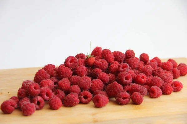 Frische Himbeeren Auf Weißem Hintergrund Nahaufnahme Himbeere Auf Einem Hölzernen — Stockfoto