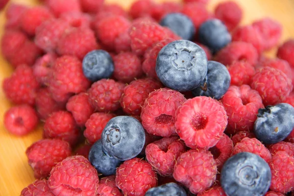 Fresh Raspberries Blueberries White Background Close Wild Summer Berries Blueberries — Stockfoto