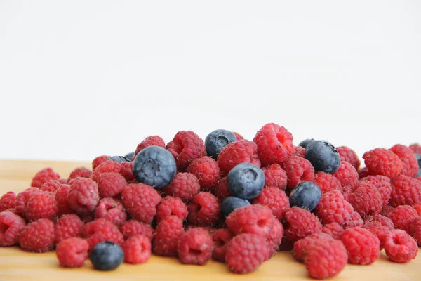 Fresh Raspberries Blueberries White Background Close Wild Summer Berries Blueberries — Zdjęcie stockowe