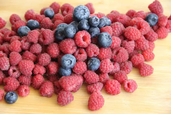 Fresh Raspberries Blueberries White Background Close Wild Summer Berries Blueberries — Stock Photo, Image