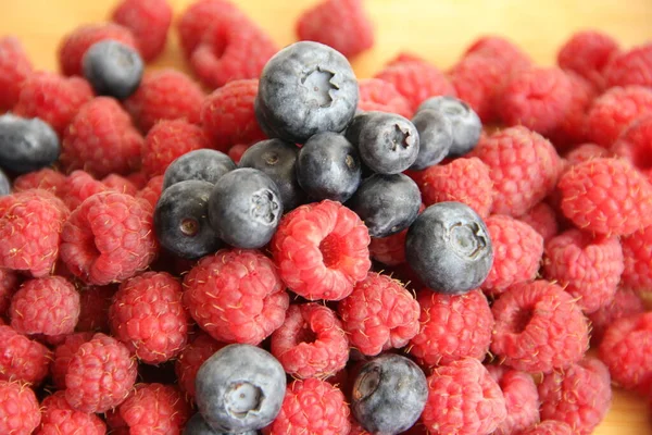 Fresh Raspberries Blueberries White Background Close Wild Summer Berries Blueberries — Stock Photo, Image