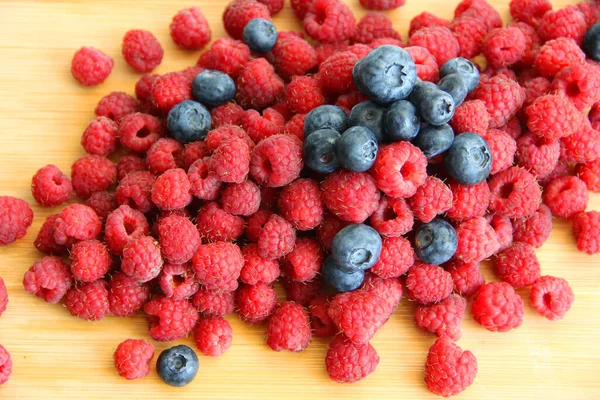 Fresh Raspberries Blueberries White Background Close Wild Summer Berries Blueberries — Stock Photo, Image