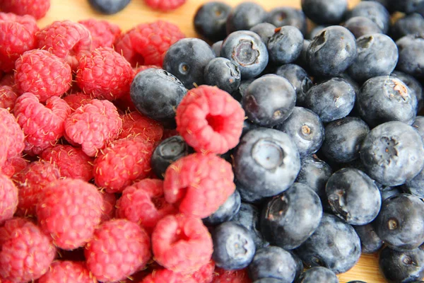 Fresh Raspberries Blueberries White Background Close Wild Summer Berries Blueberries — Stockfoto