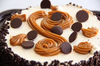 Kremalı çikolatalı kek ve kremalı pasta ve çikolatalı pasta. Kirazlı çikolatalı pasta. Beyaz tabakta çikolatalı pasta.