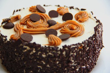 Kremalı çikolatalı kek ve kremalı pasta ve çikolatalı pasta. Kirazlı çikolatalı pasta. Beyaz tabakta çikolatalı pasta.