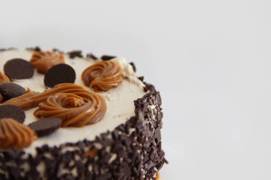 Kremalı çikolatalı kek ve kremalı pasta ve çikolatalı pasta. Kirazlı çikolatalı pasta. Beyaz tabakta çikolatalı pasta.