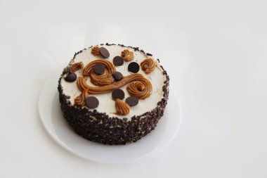 Kremalı çikolatalı kek ve kremalı pasta ve çikolatalı pasta. Kirazlı çikolatalı pasta. Beyaz tabakta çikolatalı pasta.