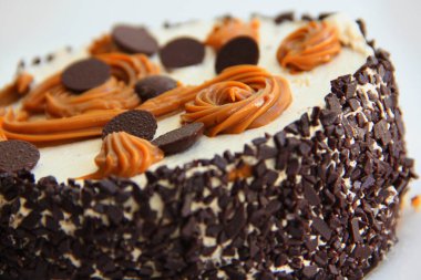 Kremalı çikolatalı kek ve kremalı pasta ve çikolatalı pasta. Kirazlı çikolatalı pasta. Beyaz tabakta çikolatalı pasta.