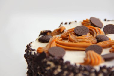 Kremalı çikolatalı kek ve kremalı pasta ve çikolatalı pasta. Kirazlı çikolatalı pasta. Beyaz tabakta çikolatalı pasta.