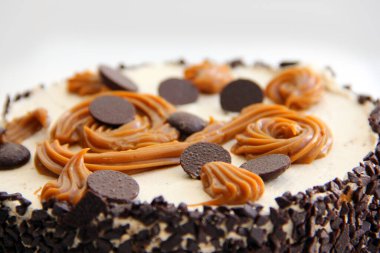 Kremalı çikolatalı kek ve kremalı pasta ve çikolatalı pasta. Kirazlı çikolatalı pasta. Beyaz tabakta çikolatalı pasta.