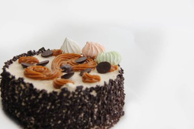 Kremalı çikolatalı kek ve kremalı pasta ve çikolatalı pasta. Kirazlı çikolatalı pasta. Beyaz tabakta çikolatalı pasta.