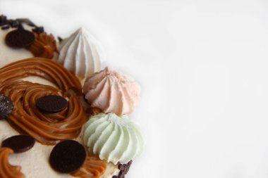 Kremalı çikolatalı kek ve kremalı pasta ve çikolatalı pasta. Kirazlı çikolatalı pasta. Beyaz tabakta çikolatalı pasta.