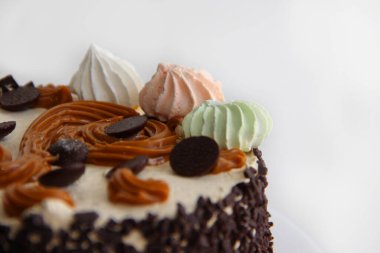 Kremalı çikolatalı kek ve kremalı pasta ve çikolatalı pasta. Kirazlı çikolatalı pasta. Beyaz tabakta çikolatalı pasta.