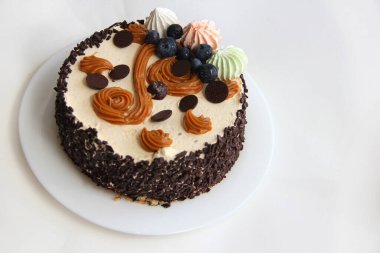 Kremalı çikolatalı kek ve kremalı pasta ve çikolatalı pasta. Kirazlı çikolatalı pasta. Beyaz tabakta çikolatalı pasta.