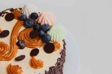 Kremalı çikolatalı kek ve kremalı pasta ve çikolatalı pasta. Kirazlı çikolatalı pasta. Beyaz tabakta çikolatalı pasta.