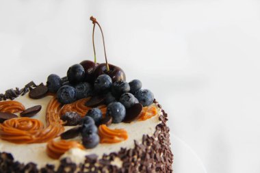 Kremalı ve dutlu kek. Kirazlı çikolatalı pasta. Çikolatalı kek. kirazlı kek