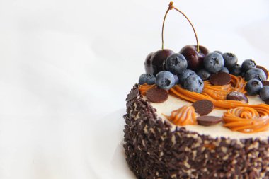 Kremalı ve dutlu kek. Kirazlı çikolatalı pasta. Çikolatalı kek. kirazlı kek