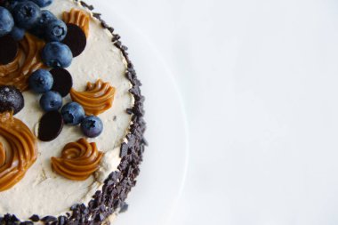 Kremalı ve dutlu kek. Kirazlı çikolatalı pasta. Çikolatalı kek. kirazlı kek