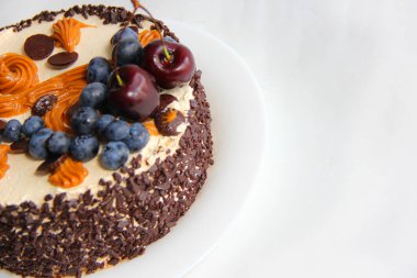 Kremalı ve dutlu kek. Kirazlı çikolatalı pasta. Çikolatalı kek. kirazlı kek