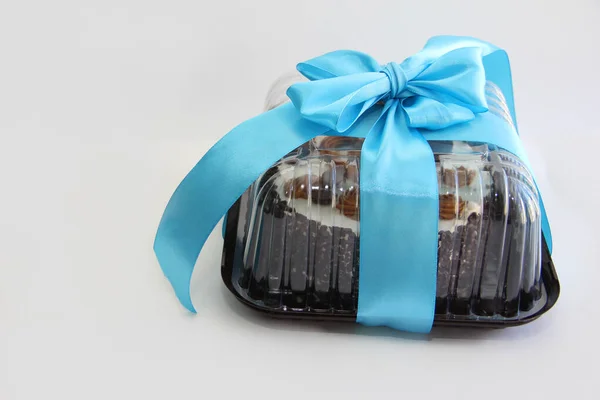 Шоколадный Торт Лентой Луком Торт Подарочной Коробке Голубым Бантом Белом — стоковое фото