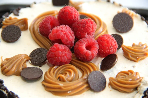 クリームチョコレートケーキクリームチョコレートケーキチェリーチョコレートケーキ ホワイトプレートにチョコレートケーキ — ストック写真