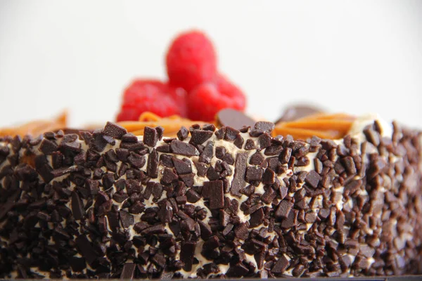 巧克力蛋糕加奶油和巧克力 蛋糕加奶油和巧克力 巧克力蛋糕加樱桃 白盘上的巧克力蛋糕 — 图库照片