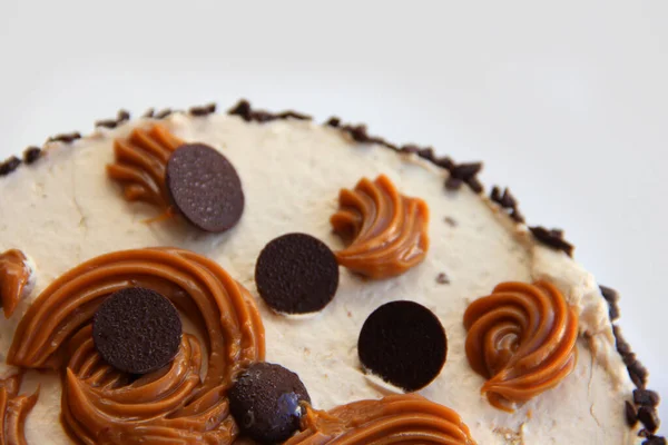 クリームチョコレートケーキクリームチョコレートケーキチェリーチョコレートケーキ ホワイトプレートにチョコレートケーキ — ストック写真