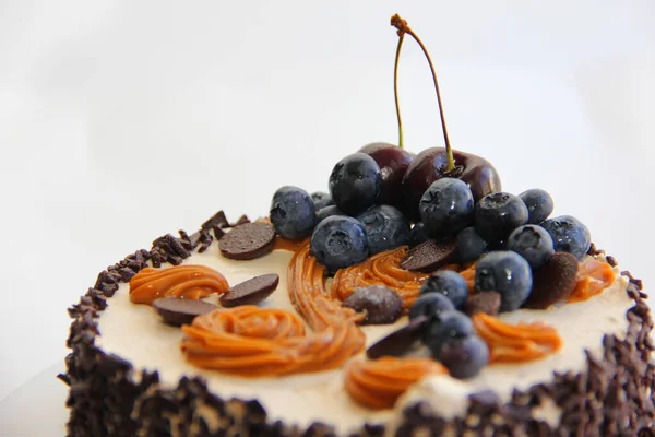 クリームとベリーでケーキ チェリーとチョコレートケーキ チョコレートでケーキ チェリーとケーキ — ストック写真