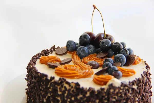 Торт Сливками Ягодами Шоколадный Торт Вишней Торт Шоколадом Торт Вишней — стоковое фото