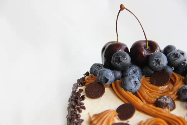Kue Dengan Krim Dan Berry Kue Coklat Dengan Ceri Kue — Stok Foto