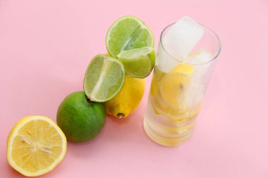 Limonlu, limonlu ve naneli kokteyl. Limonlu, limonlu ve naneli. Pembe arka planda limon ve limon dilimleri ve dilimde limon.