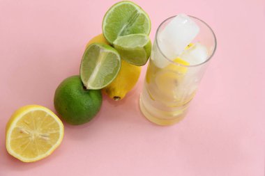 Limonlu, limonlu ve naneli kokteyl. Limonlu, limonlu ve naneli. Pembe arka planda limon ve limon dilimleri ve dilimde limon.