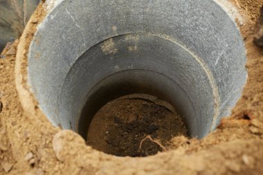 Girişimci kanalizasyonlar, borular ve kazılarla çalışır