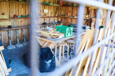 Açık havada küçük bir ahşap kulübe.